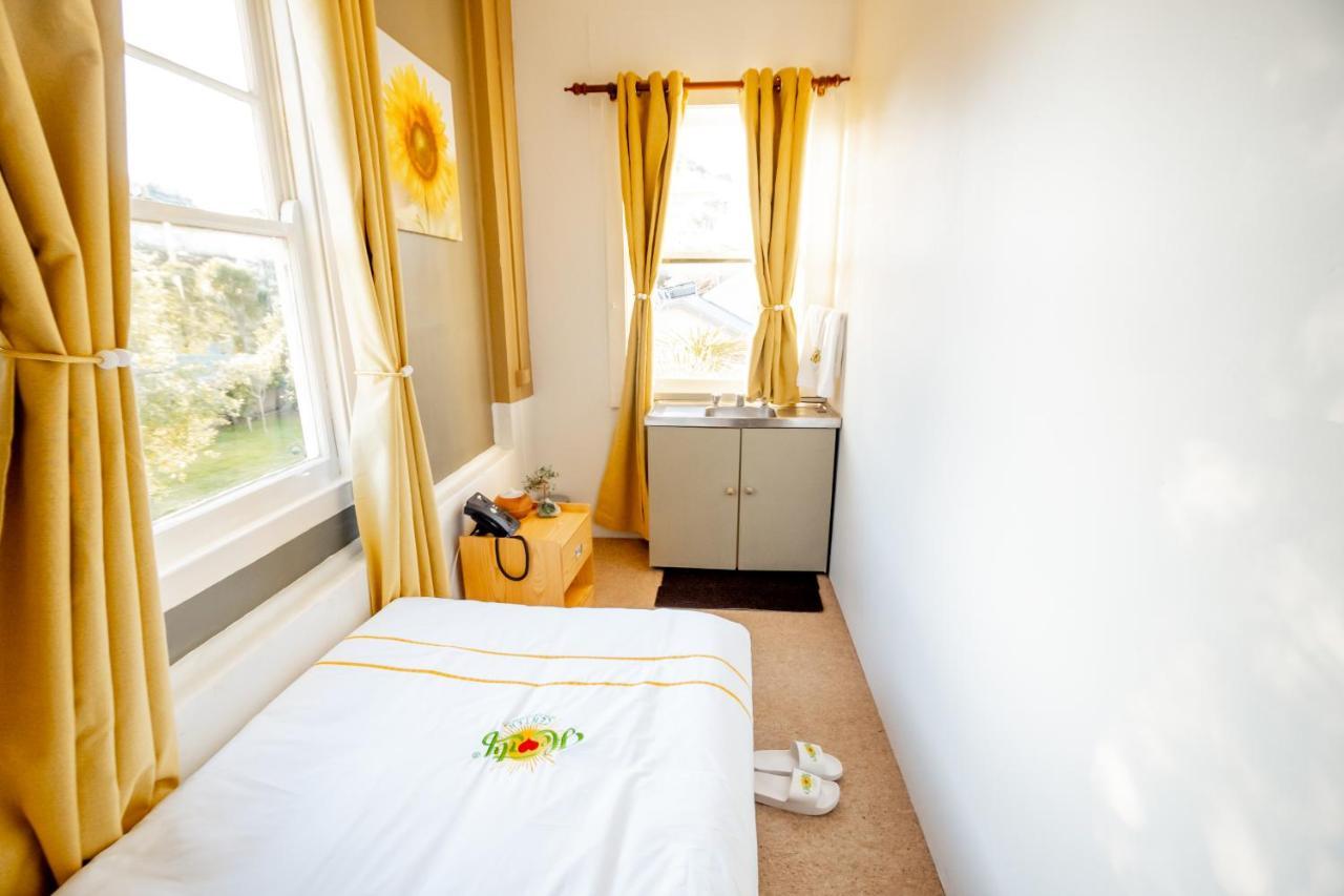 Hearty Center Motel คาทุมบา ภายนอก รูปภาพ
